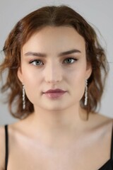 Obraz premium Attraktive dunkelblonde Frau