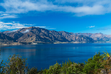ニュージーランド　オタゴ地方にあるハウェア湖と後ろに広がる山脈