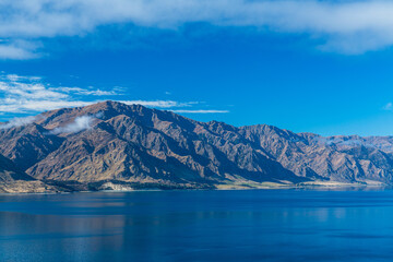 ニュージーランド　オタゴ地方にあるハウェア湖と後ろに広がる山脈