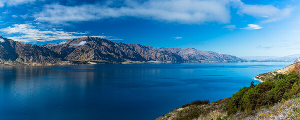 Fototapeta na wymiar ニュージーランド　オタゴ地方にあるハウェア湖と後ろに広がる山脈