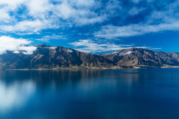 Obraz na płótnie Canvas ニュージーランド　オタゴ地方にあるハウェア湖と後ろに広がる山脈