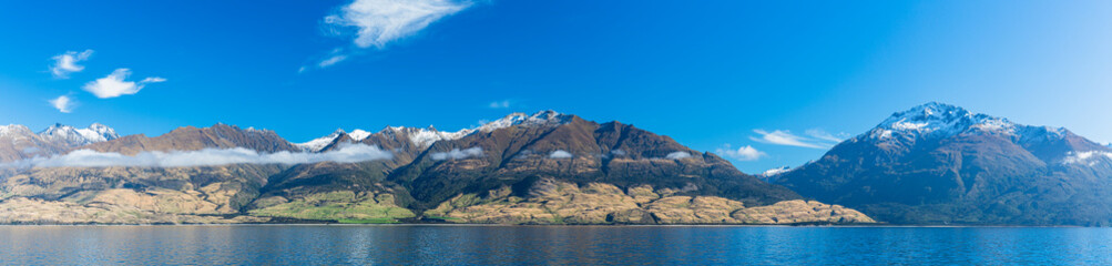 ニュージーランド　オタゴ地方のワナカ湖と南アルプス山脈