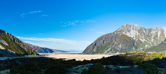 Fototapeta na wymiar ニュージーランド　アオラキ・マウント・クック国立公園のフッカー・バレー・トラックのトレッキングコースから見えるマッケンジー盆地とプカキ湖