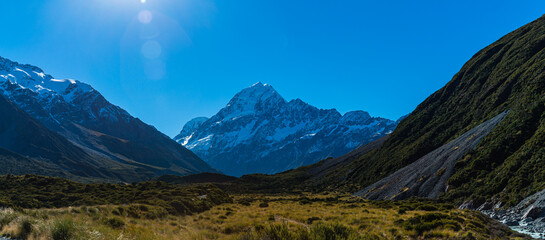 Fototapeta premium ニュージーランド アオラキ・マウント・クック国立公園のフッカー・バレー・トラックのトレッキングコースから見える南アルプス山脈のセフトン山とアオラキ山