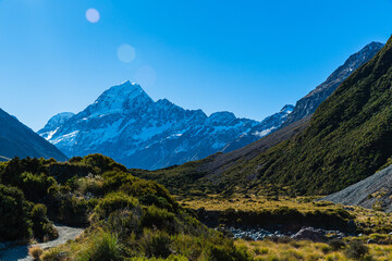 Obraz premium ニュージーランド アオラキ・マウント・クック国立公園のフッカー・バレー・トラックのトレッキングコースから見える南アルプス山脈のセフトン山とアオラキ山