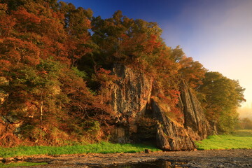 岩手県花巻市　平良木の立岩の紅葉
