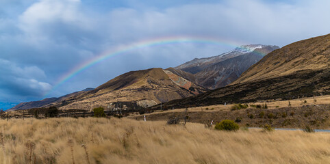 ニュージーランド　アオラキ・マウント・クック国立公園に向かう道中の空に架かった虹