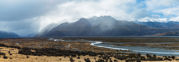 ニュージーランド　アオラキ・マウント・クック国立公園の手前から見える南アルプス山脈のザ・ナンズ・ベイルとタスマン川