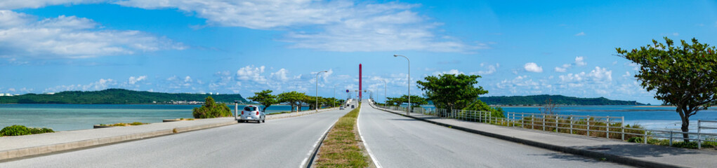 沖縄の海中道路に架かる平安座海中大橋（へんざかいちゅうおおはし） - obrazy, fototapety, plakaty