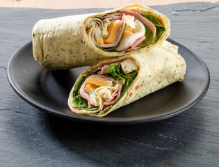 Burritos, wraps  de jamón, queso y lechuga. Burritos, ham, cheese and lettuce wraps.