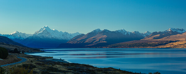 Fototapeta na wymiar ニュージーランド　カンタベリー地方にあるプカキ湖のビューポイントから望むマウント・クック
