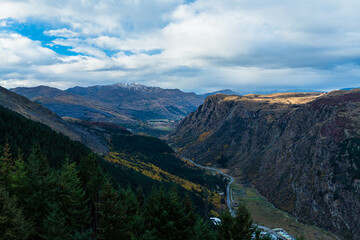 ニュージーランド　クイーンズタウンのスカイライン・ゴンドラで登った先のボブス・ピークの展望台から望む渓谷
