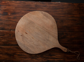 Tabla de cortar sobre fondo de madera. Cutting board on wooden background