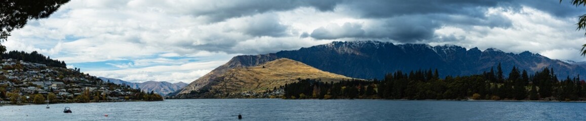 Naklejka na ściany i meble ニュージーランド　クイーンズタウンのワカティプ湖の湖畔から見えるリマーカブルズ山脈と街並み