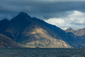 ニュージーランド　クイーンズタウンのワカティプ湖の湖畔から見えるウォルター・ピーク