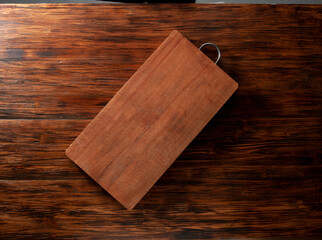 Tabla de cocina sobre mesa de madera. Vista cenital. Kitchen board on wooden table. Aerial view.