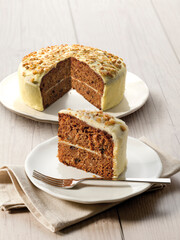 Tarta de zanahoria  y nueces casera sobre tabla de madera. Homemade carrot and walnut cake on wooden board.