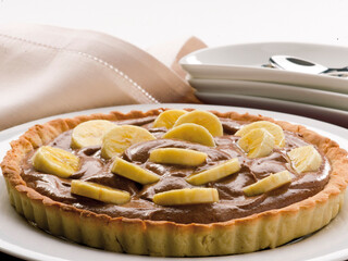 Tarta de chocolate y plátano, postre, pastelería. Chocolate and banana cake, dessert, pastry.