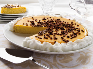 Tarta de caqui con chocolate y nata, pastelería. Persimmon cake with chocolate and cream, pastry.