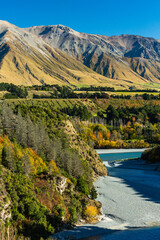 ニュージーランド　カンタベリー地方にあるラカイア・ゴージのルックアウトから見えるハット山と渓谷の風景と紅葉