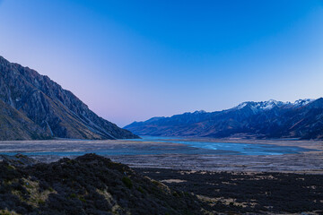 Fototapeta na wymiar ニュージーランド　アオラキ/マウント・クック国立公園内にあるタスマン氷河湖のビューポイントから見える南アルプス山脈に囲まれたプカキ湖とマッケンジー盆地