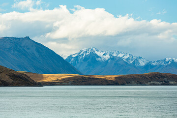 Fototapeta na wymiar ニュージーランド　カンタベリー地方のテカポ湖の湖畔の風景と南アルプス山脈