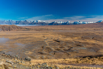 ニュージーランド　カンタベリー地方のテカポにあるマウントジョンの山頂から望むマッケンジー盆地と南アルプス山脈