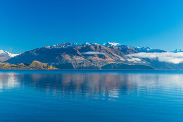 ニュージーランド　オタゴ地方のワナカ湖の湖畔から見える南アルプス山脈のアルタ山