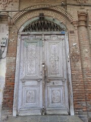 Fototapeta na wymiar door of the old house