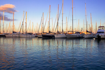 Barcos en puesto costero, durante la puesta de sol, en una tarde otoñal