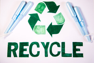 Tampones azules en un cartel de reciclaje con el logo de reciclaje. Concepto de reciclaje de...