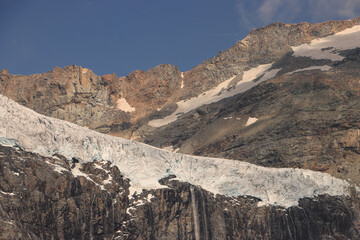 Majestätische Alpenlandschaft; Ewigschneefeld oberhalb des Fellaria Gletschers und Grat zum Piz Varuna (Bernina Alpen)