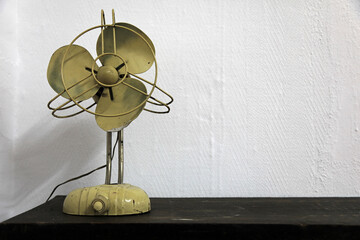 Fototapeta na wymiar ventilador de sobremesa con hélices antiguo retro vintage 4M0A7372-as21