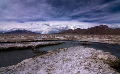 Tormenta en las montañas del Salar de Surire. Altiplano chileno, región de Arica y Parinacota.