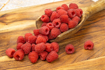 framboises sucrées mûres dans une cuillère en bois
