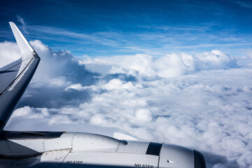 Naklejka na ściany i meble Wolken aus einem Flugzeug-Fenster beobachtet