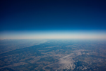 Horizont aus einem Flugzeug-Fenster beobachtet