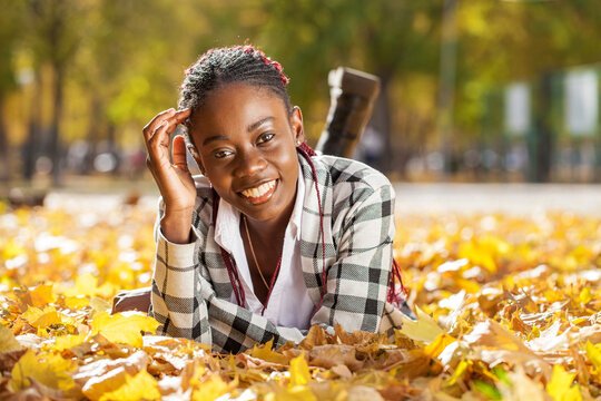 Young beautiful brunette woman posing in autumn park