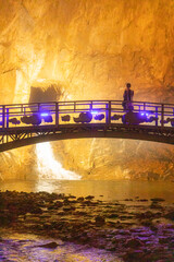 洞窟を観光する人