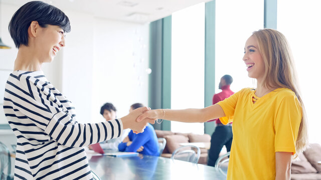 握手する多国籍の女性グループ　グローバルビジネス