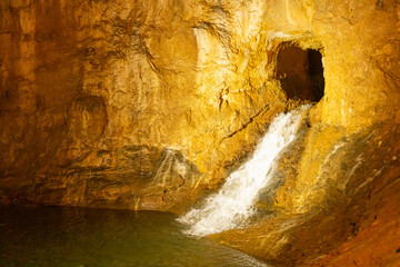 洞窟内を流れる瀧