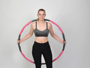 frau beim sport fitness übung abnehmen sport sportlich hula hoop reifen hulan © fotoak80
