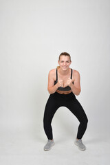 Obraz premium frau sportlich fitness fit übung dünn abnehmen bauchfrei top