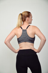 Fototapeta premium frau sportlich fitness fit übung dünn abnehmen bauchfrei top