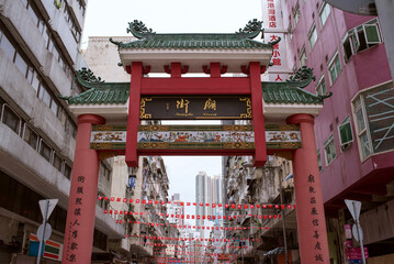 Red gate of Temple Street in Hong Kong　香港の男人街（廟街）の紅い門 - obrazy, fototapety, plakaty