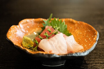 小鉢に入った鯛とマグロの切り身