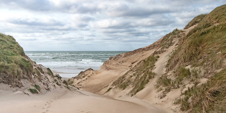 Strandzugang in den D&uuml;nen an der d&auml;nischen Nordseek&uuml;ste in J&uuml;tland bei N&oslash;rre Vorup&oslash;r