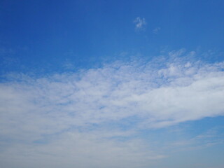 The sky was bright blue with white clouds scattered all around. It is the quiet natural beauty of the winter sky.
