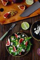 Top view of fig salad with arugula and goat cheese