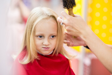 Fototapeta premium girl child on hair cut blonde
